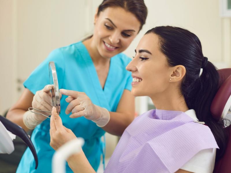 Benefícios dos Implantes Dentários: Impacto na Saúde Oral, Estética e Confiança